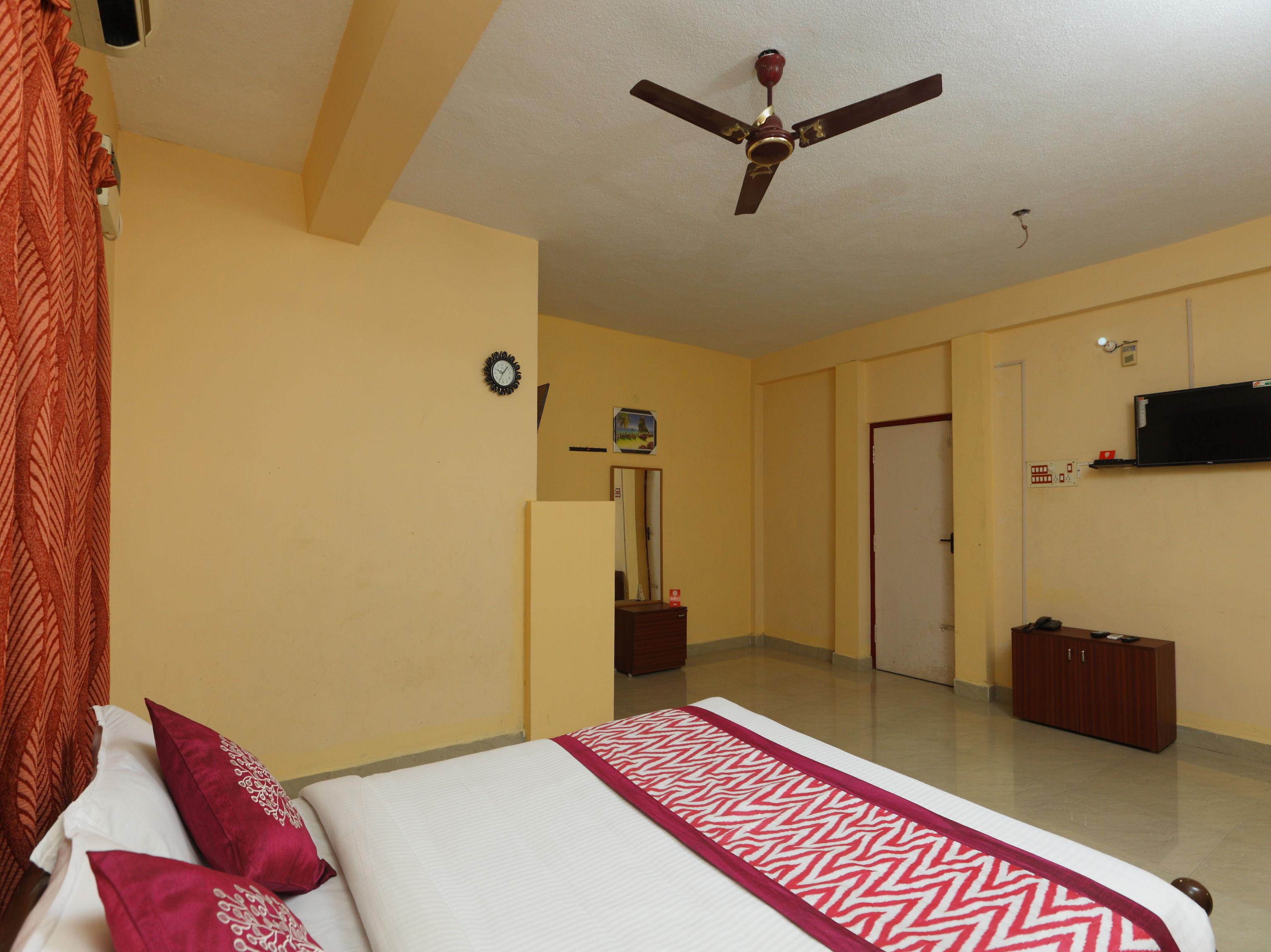 Hotel Oyo 4418 Royal Mass Club à Chennai Extérieur photo