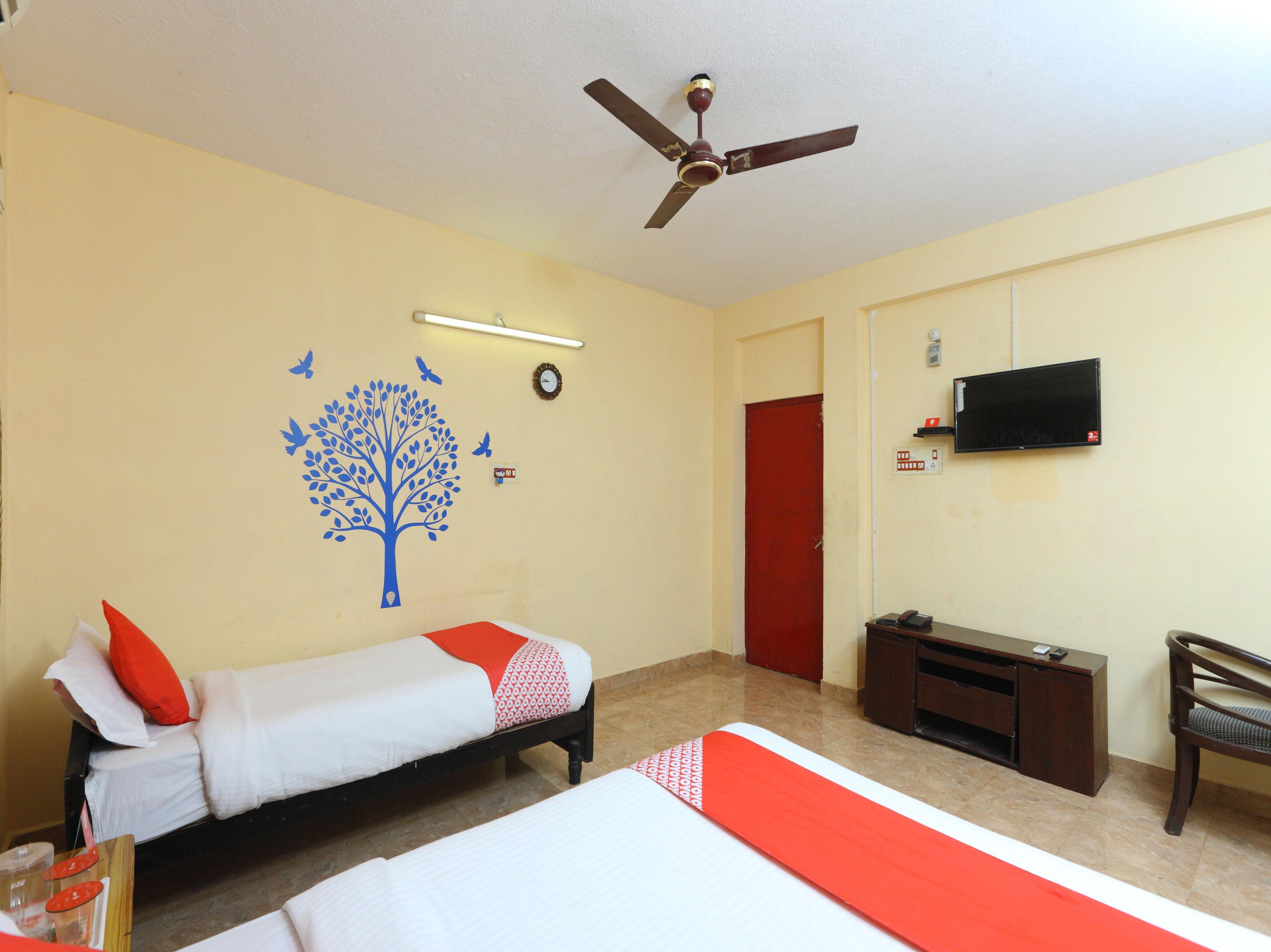 Hotel Oyo 4418 Royal Mass Club à Chennai Extérieur photo