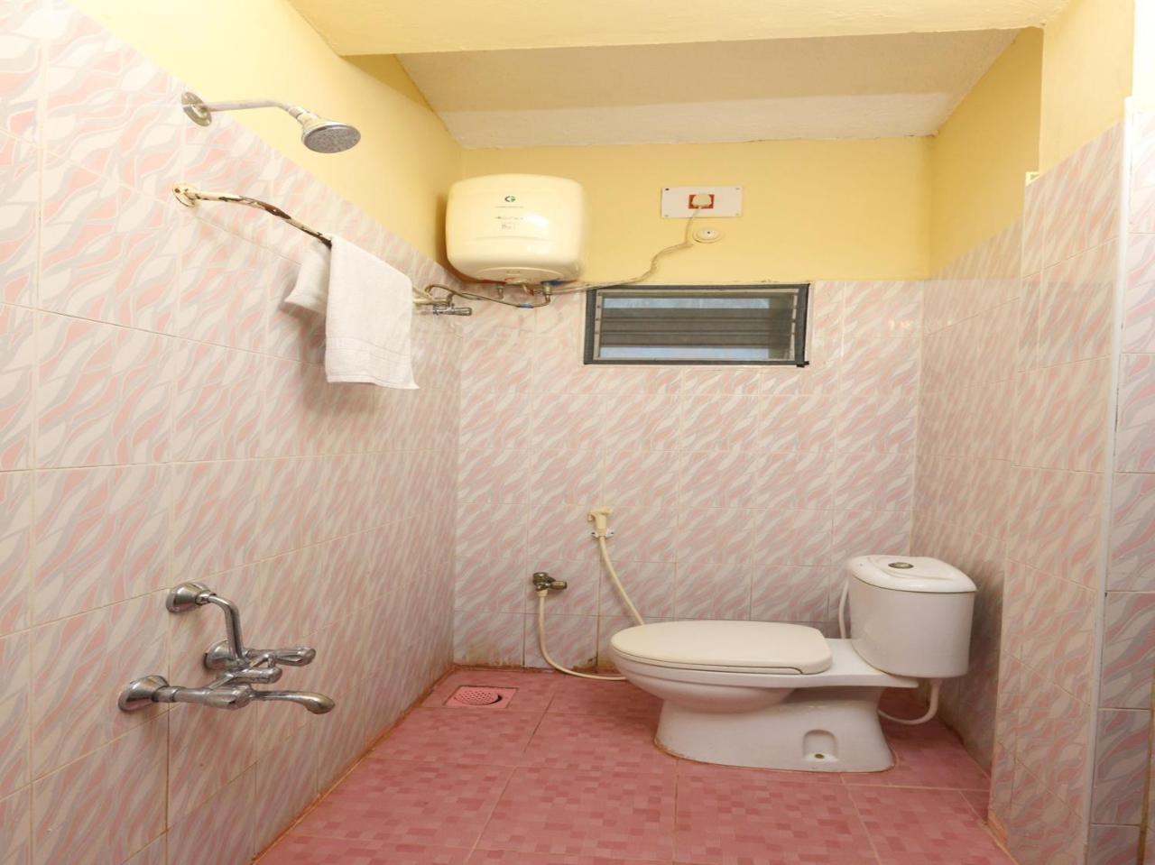 Hotel Oyo 4418 Royal Mass Club à Chennai Extérieur photo